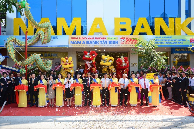 Đại biểu cùng Ban Lãnh đạo Nam A Bank cắt băng khai trương Nam A Bank Tây Ninh